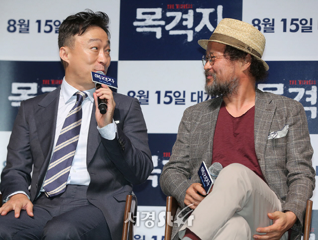 배우 이성민, 김상호가 11일 오전 서울 강남구 CGV 압구정에서 열린 영화 ‘목격자’ 제작보고회에 참석해 질문에 답변을 하고 있다.