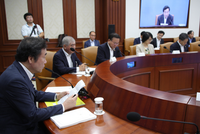 이낙연(왼쪽) 국무총리가 11일 정부서울청사에서 열린 국가관광전략회의에서 발언하고 있다.   /연합뉴스