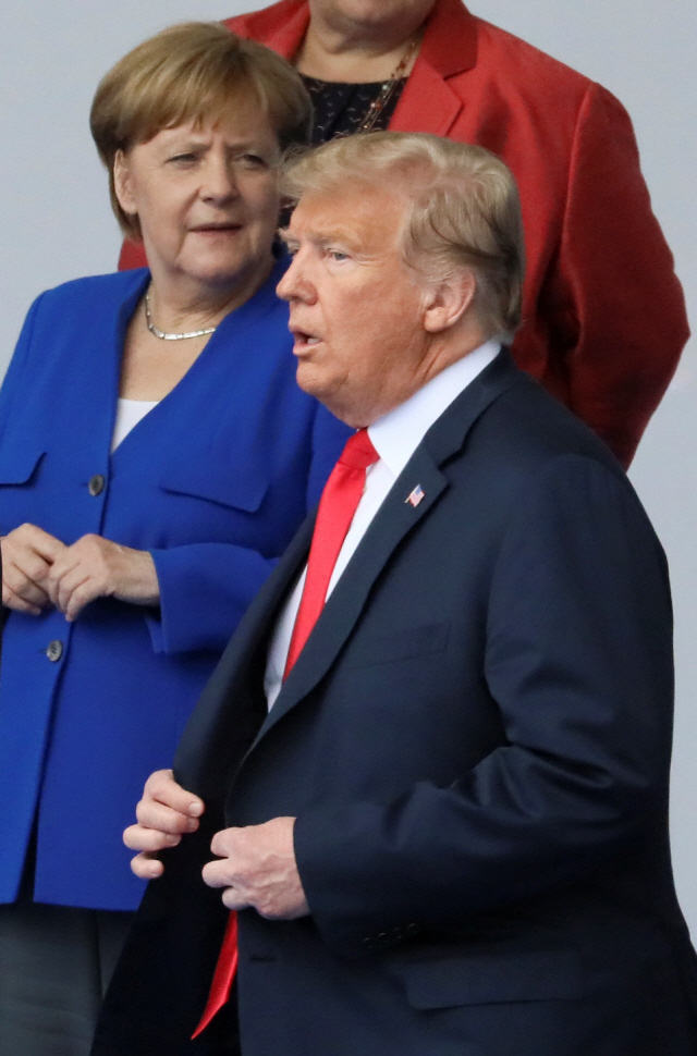 도널드 트럼프(앞줄) 미국 대통령과 앙겔라 메르켈(뒷줄) 독일 총리가 11일(현지시간) 벨기에 브뤼셀에서 열린 북대서양조약기구(NATO·나토) 정상회의에 참석해 일정을 소화하고 있다. /브뤼셀=로이터연합뉴스