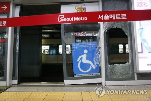2015년 8월 29일 발생한 지하철 2호선 강남역 스크린도어 사고 현장 주변의 모습./연합뉴스