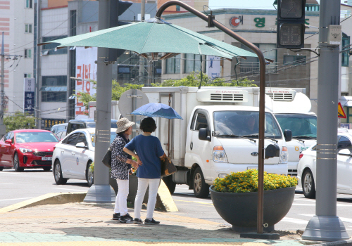 12일 오전 11시 서울에 폭염 주의보가 발령됐다. 지난 6월 24일 올해 첫 폭염 주의보가 내려진 이후 18일 만이다. /연합뉴스