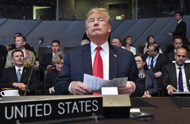 도널드 트럼프 미국 대통령이 11일(현지시간) 벨기에 브뤼셀에서 열린 북대서양조약기구(NATO·나토) 정상회의에 참석하고 있다. /브뤼셀=AP연합뉴스