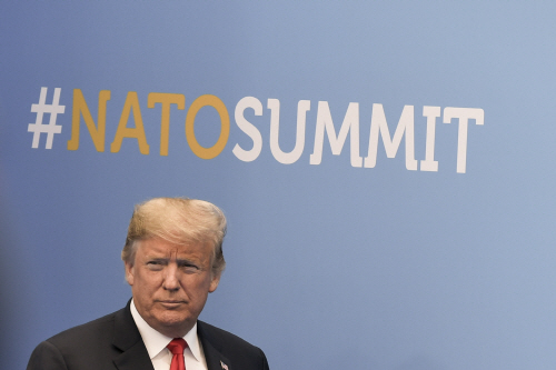 도널드 트럼프 미국 대통령은 11일 브뤼셀에서 열린 북대서양조약기구 정상회의에서 나토 회원국에 국방비 지출을 국내총생산(GDP)의 4%까지 늘리는 방안을 요구했다./연합뉴스EPA