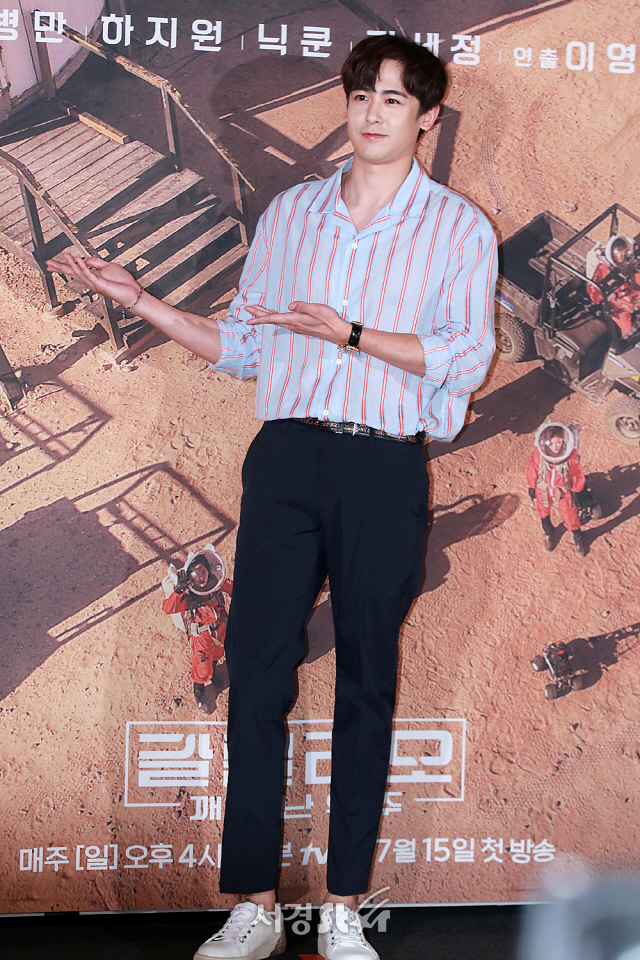 2PM 멤버 닉쿤이 tvN ‘갈릴레오: 깨어난 우주’ 제작발표회에 참석해 포토타임을 갖고 있다.