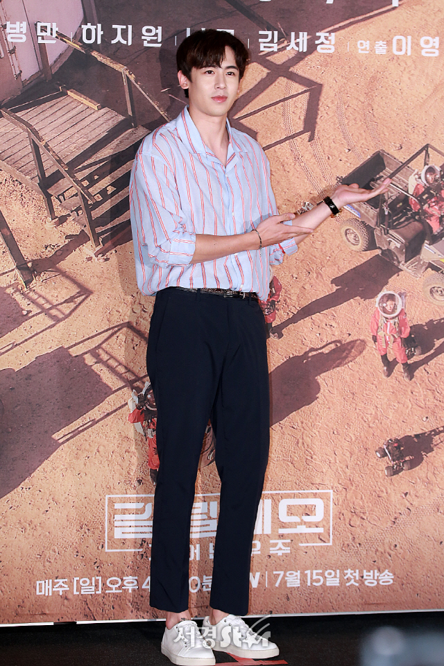 2PM 멤버 닉쿤이 tvN ‘갈릴레오: 깨어난 우주’ 제작발표회에 참석해 포토타임을 갖고 있다.