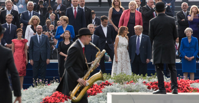 도널드 트럼프(앞줄 오른쪽 두 번째) 미국 대통령과 부인 멜라니아 여사가 11일(현지시간) 벨기에 브뤼셀에서 열린 나토 정상회의 만찬 후 공연을 관람하며 대화를 나누는 가운데 앙겔라 메르켈(둘째 줄 왼쪽 세 번째) 독일 총리가 고개를 돌려 먼 산을 바라보고 있다.   /브뤼셀=로이터연합뉴스