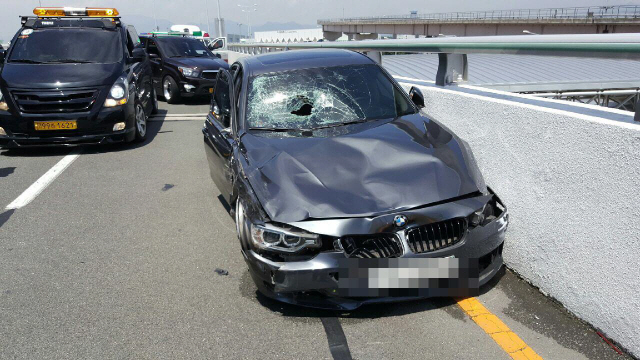 지난 10일 부산 김해공항 앞 도로에서 BMW 차량이 과속을 하다가 택시와 충돌 후 파손된 모습./부산지방경찰청 제공=연합뉴스