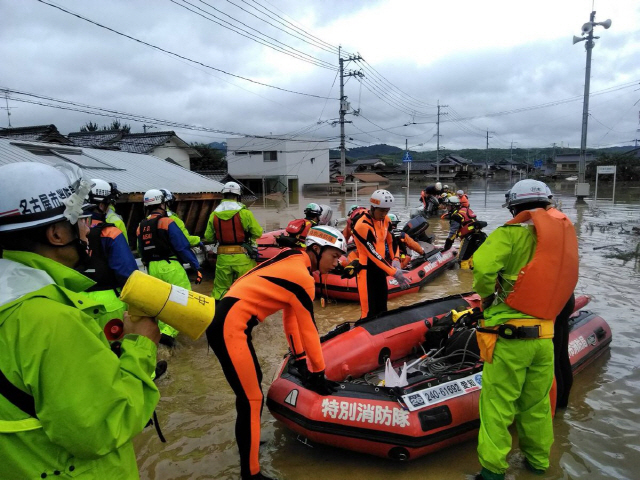 일본 나고야시 소방대원들이 오카야마현 쿠라시키시에서 구조활동을 벌이고 있다.   /나고야시 소방국 트위터 캡처