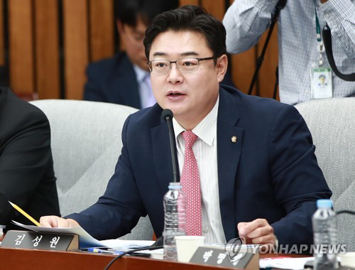 김성원 자유한국당 의원이 참전유공자 사망 때 배우자에게 수당을 지급하는 내용을 담은 ‘국가유공자 등 예우 및 지원에 관한 법률 등 3개 법안 일부 개정안을 12일 대표발의 했다. 개정안은 참전유공자, 무공수훈자, 고엽제 환자 등의 참전유공자가 사망했을 때 배우자에게 수당을 지급하는 내용을 골자로 한다. 사진은 김성원 자유한국당 의원./출처=연합뉴스