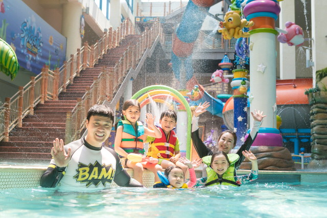 경기도 부천의 웅진플레이도시 워터파크에서 한 가족 고객이 시원한 물놀이를 즐긴 뒤 활짝 웃으며 포즈를 취하고 있다.