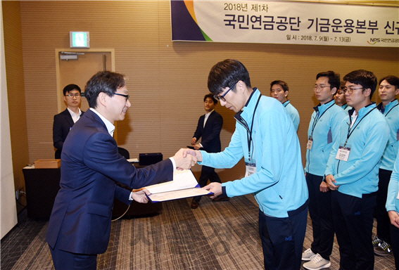 김성주(왼쪽) 국민연금공단 이사장이 12일 전북 남원 더스위트호텔에서 진행된 기금운용본부 신규 임직원 임용장 수여식에서 신입 기금운용역과 악수를 하고 있다./사진제공=국민연금공단