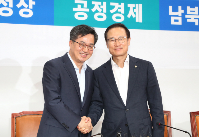 홍영표 (오른쪽) 더불어민주당 원내대표가 12일 오전 국회에서 인사차 방문한 김동연 (왼쪽) 부총리 겸 기획재정부 장관과 악수하고 있다./연합뉴스