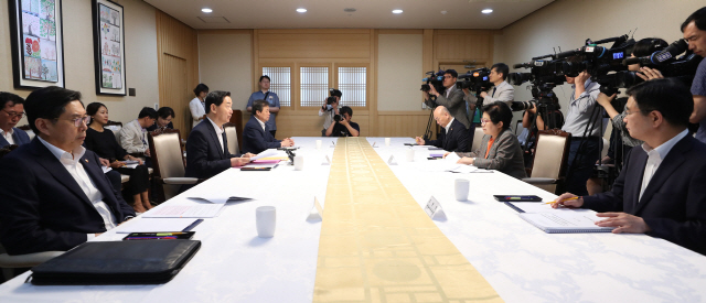 김상곤 사회부총리 겸 교육부 장관이 12일 서울 종로구 정부서울청사에서 ‘청소년 집단 폭행사건’ 관련 긴급 관계장관회의를 주재하고 있다./연합뉴스