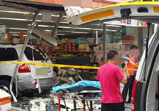 12일 오후 서울 광진구 구의동 아차산역 근처 이면도로에서 김모(72)씨가 운전하던 승용차가 주차된 차량과 보행자들을 친 뒤 마트를 들이받고 멈춰서 있다. 이 사고로 2명이 숨지고 7명이 다쳤다. /연합뉴스