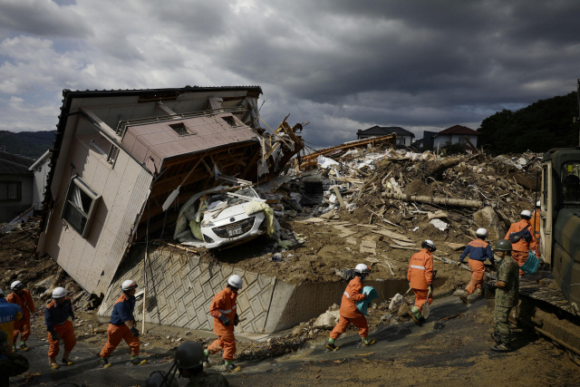 일본 정부는 지난 9일 서일본 지역을 중심으로 한 폭우 피해 지역을 ‘격심재해(특별재해)지역’으로 지정해 정부 예산을 투입해 복구를 지원할 방침이다. NHK 집계에 따르면 이날 오후 3시 현재 이번 폭우로 인한 피해는 사망 112명, 행방불명 79명, 중태 3명으로 잠정 집계됐다. 사진은 이날 남서 히로시마현 구마노에서 구조대원들이 폭우 피해지역에서 실종자 구조작업에 나서는 모습./출처=연합뉴스
