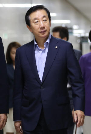 김성태 자유한국당 당대표 권한대행이 13일 오전 국회에서 열린 원내대책회의에 참석하고 있다./연합뉴스