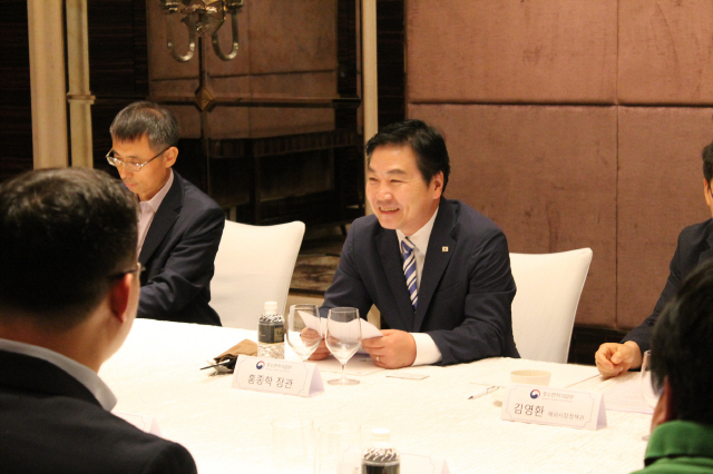 홍종학(왼쪽 두번째) 중소벤처기업부 장관이 싱가포르 진출 기업 대표들과의 조찬 간담회에서 기업인들을 격려하고 애로사항을 듣고 있다. /사진제공=중소벤처기업부