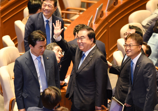 신임 국회의장에 선출된 문희상 의장이 13일 서울 여의도 국회 본회의장에서 방청온 지역구 시민들을 향해 손을 들어 인사하고 있다./권욱기자ukkwon@sedaily.com