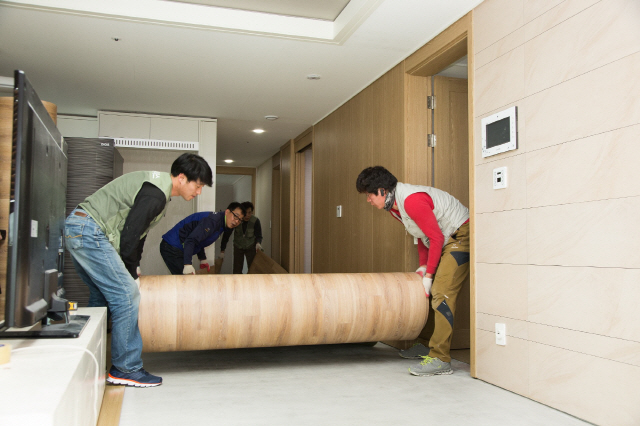시공업자들이 노후 아파트 바닥 리모델링 공사를 하고 있다. /사진제공=LG하우시스