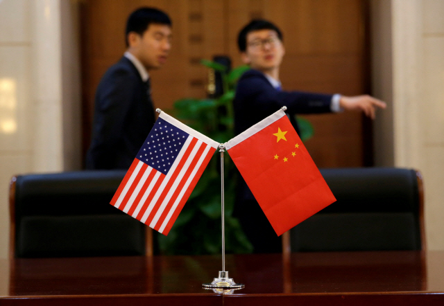 중국 베이징 교통부 회의실 탁자 위에 미국과 중국 국기가 세워져있다. /로이터연합뉴스