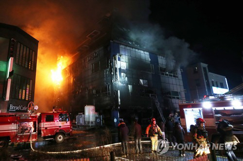 13일 재판부는 충북 제천 스포츠센터 화재 참사와 관련해 건물주 이모(53)씨에게 중형을 선고했다고 밝혔다./연합뉴스