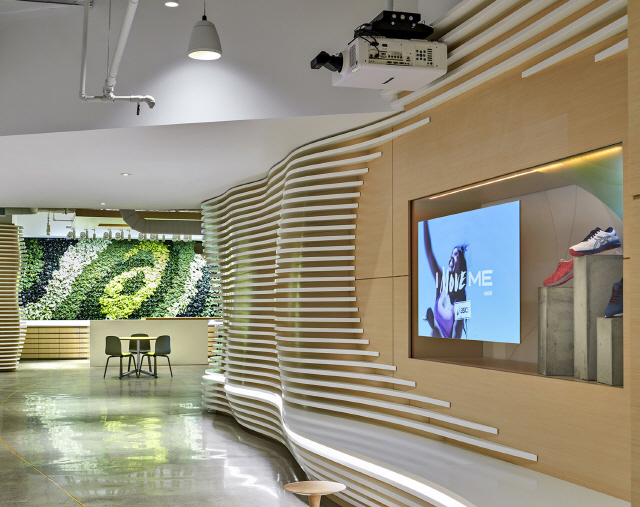 강경화 디자이너가 디자인한 아식스 미국 보스턴 오피스의 창작 스튜디오 내부 모습. 외부 유리 벽면 일부에 프로젝터가 상용되도록 디자인한 것이 특징이다. /사진제공=IA Interior Architects