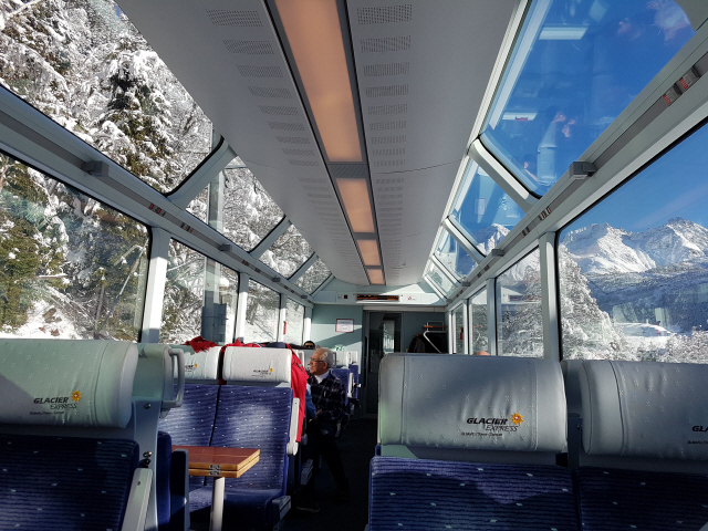 빙하특급 열차는 천장 일부가 유리창으로 만들어져 주변 풍경을 관람하기 좋다.