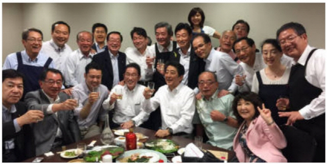 아베 신조(가운데) 일본 총리가 자민당 간부 및 젊은 중의원 의원들과 지난 5일 도쿄 이자카야에서 건배하고 있다.   /트위터 캡처