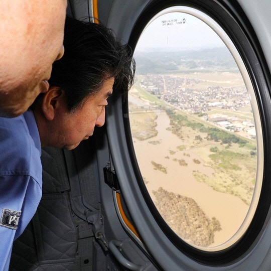 아베 신조 일본 총리가 11일 헬기에서 수해지역을 시찰하고 있다.  /아베 총리 트위터 캡처