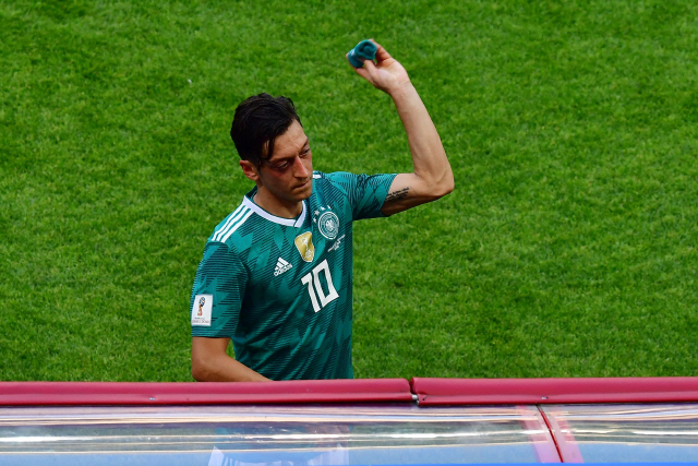 아디다스의 후원을 받는 독일 대표팀의 외질. 독일 이번 월드컵에서 예선탈락의 수모를 겪었다. /AFP연합뉴스