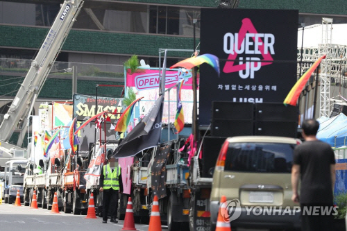 '성소수자 위해' 퀴어문화축제 개최…반대편에선 '동성애 반대 집회'