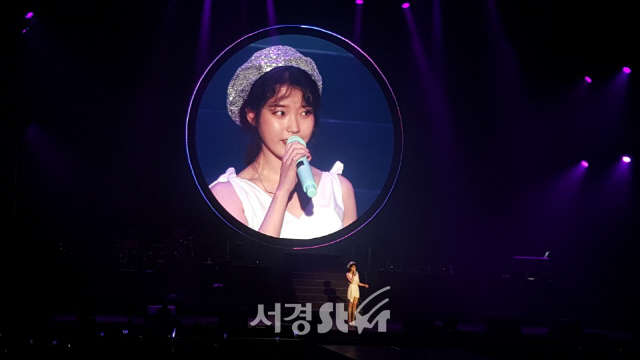 가수 아이유가 12일 서울 장충체육관에서 열린 ‘윤미래 단독 콘서트’ 특별 게스트로 참석했다.