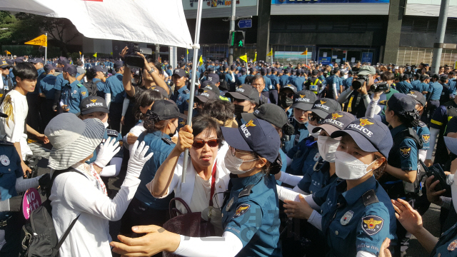 [퀴어축제 가보니] 퀴어퍼레이드 중간 기독교 단체 난입...일정 지연돼