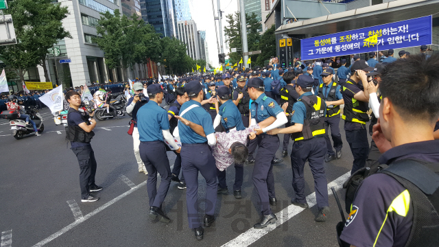 [퀴어축제 가보니] 퀴어퍼레이드 중간 기독교 단체 난입...일정 지연돼