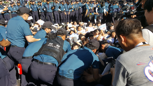 [퀴어축제 가보니] 퀴어퍼레이드 중간 기독교 단체 난입...일정 지연돼