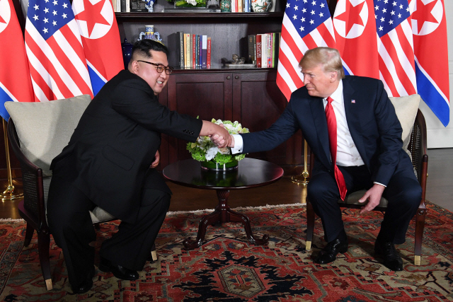 도널드 트럼프(오른쪽) 미국 대통령과 김정은 북한 국무위원장/싱가포르=AFP연합뉴스