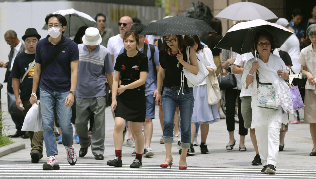 지난 14일 일본 전국에 폭염이 쏟아지며 일사병과 열사병 등 온열질환으로 인한 사망자가 6명 발생했다. /연합뉴스