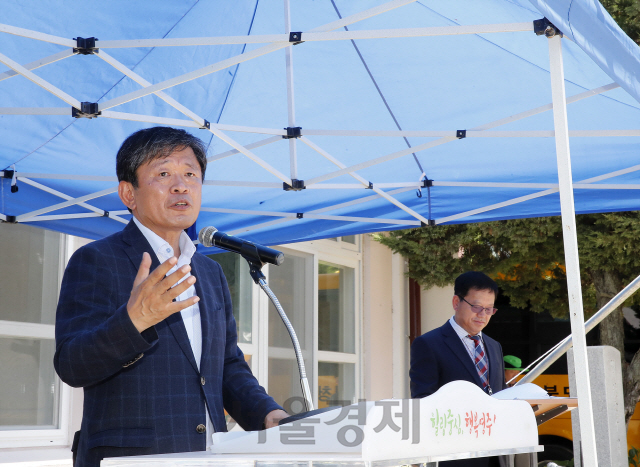 라승용 농진청장, 경북 영주 펴은리마을서 '이동식 농업종합병원' 운영