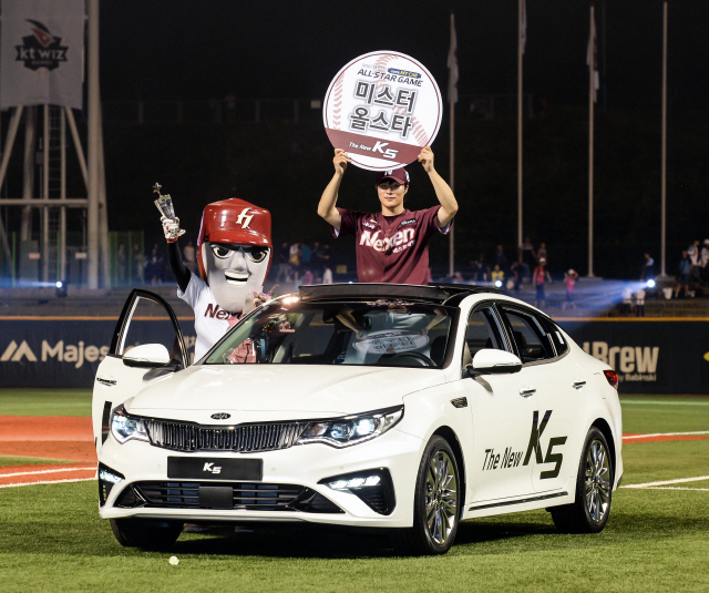 김하성 넥센 선수가 지난 14일 울산 문수야구장에서 열린 ‘2018 KBO 리그 올스타전’에서 MVP로 선정된 후 상품으로 받은 ‘더뉴 K5’ 를 타고 기념촬영을 하고 있다. /사진제공=기아차