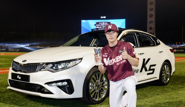 김하성 넥센 선수가 지난 14일 울산 문수야구장에서 열린 ‘2018 KBO 리그 올스타전’에서 MVP로 선정된 후 상품으로 받은 ‘더뉴 K5’ 앞에서 트로피를 들고 기념촬영을 하고 있다. /사진제공=기아차