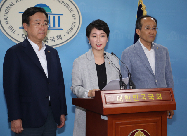 국회 시장경제살리기 연대를 발족한 (왼쪽부터)김종석 자유한국당, 이언주 바른미래당, 추경호 자유한국당 의원이 15일 오후 국회 정론관에서 최저임금 인상을 비판하는 기자회견을 하고 있다./연합뉴스