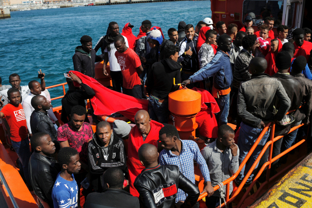 지브롤터 해협에서 구조된 난민들이 15일(현지시간) 스페인 남부 타리파 항구에서 구조대를 기다리고 있다. /타리파=로이터연합뉴스