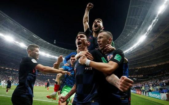 사진=연합뉴스   11일(현지시간) 러시아 모스크바 루즈니키 스타디움에서 열린 2018 러시아 월드컵 준결승전에서 크로아티아의 마리오 만주키치가 잉글랜드를 상대로 두 번째 골을 넣은 뒤 동료들에 둘러싸여 함께 환호하고 있다.