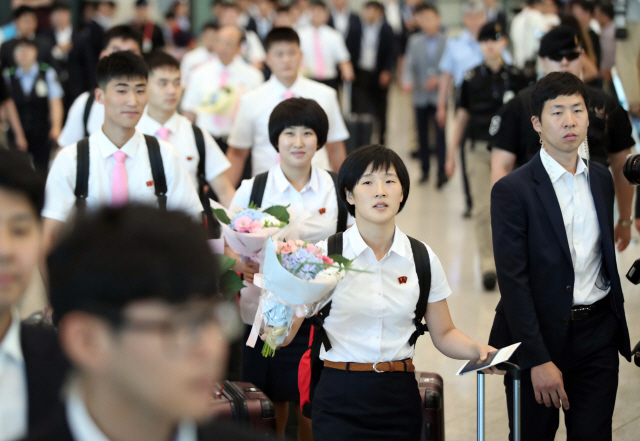 북한 탁구대표팀 선수들이 코리아오픈 대회 참가를 위해 인천공항에 도착해 입국장을 나서고 있다. /연합뉴스