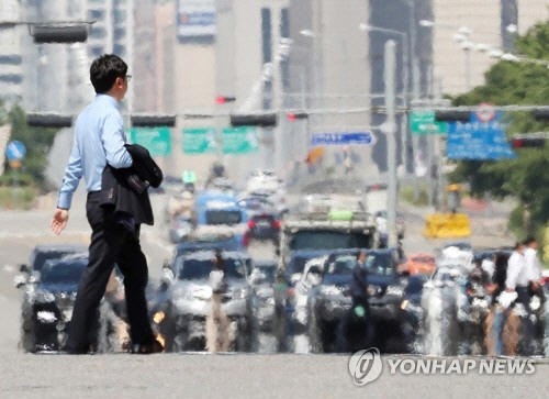 [날씨] 오늘도 찜통더위, 삼척·포항 등 37도 육박… 도심은 한산, 피서지는 북적