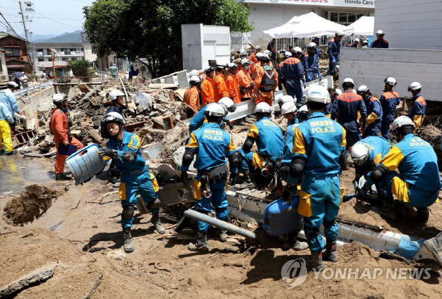 사진=연합뉴스  지난 11일 히로시마현 히로시마시에서 경찰과 소방대원들이 실종자 수색작업을 계속하는 모습.