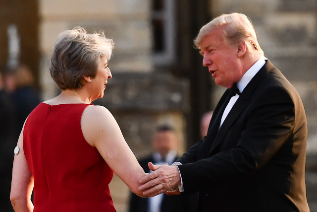 테리사 메이(왼쪽) 영국 총리가 이달 12일(현지시간) 영국을 방문한 도널드 트럼프 미국 대통령과 만나 악수하고 있다. /런던=EPA연합뉴스