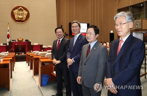 자유한국당 상임위원장 후보들이 16일 오전 국회에서 열린 의원총회장 앞에서 참석하는 의원들과 인사하기 위해 자리하고 있다. 왼쪽부터 이장우, 김학용, 주광덕, 여상규 의원 (사진=연합뉴스)