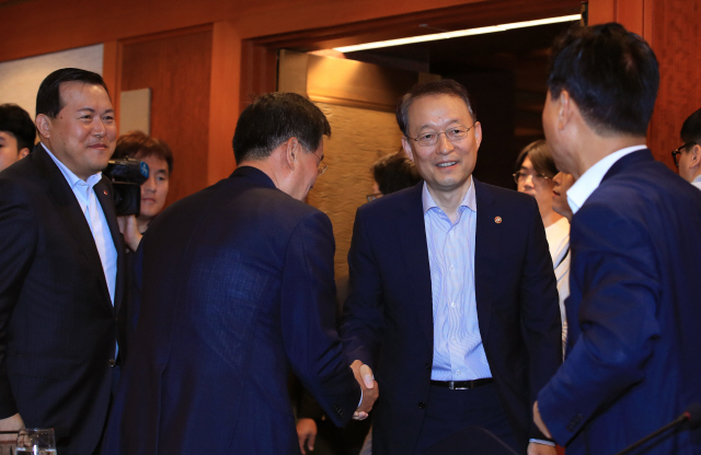 백운규(왼쪽 세번째) 산업통상자원부 장관이 16일 서울 강남구 그랜드 인터컨티넨탈서울파르나스 호텔에서 열린 12대 기업 최고경영자(CEO)와의 간담회에서 인사를 나누고 있다 /이호재 기자