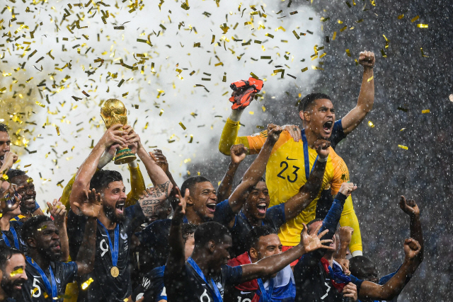 프랑스 축구 대표팀 선수들이 16일(한국시간) 모스크바 루즈니키 스타디움에서 열린 2018러시아월드컵 결승전에서 크로아티아를 4대2로 꺾고 20년 만에 역대 두 번째 우승을 차지한 뒤 FIFA컵을 들어 올리며 환호하고 있다.  /모스크바=AFP연합뉴스